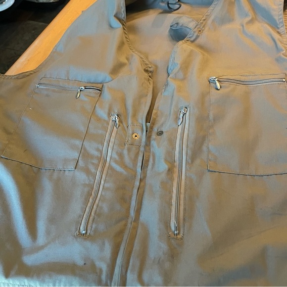 Garcia Olive Green Fishing Vest size L/XL
11 front pockets (2 long zip pockets) - Picture 10 of 11